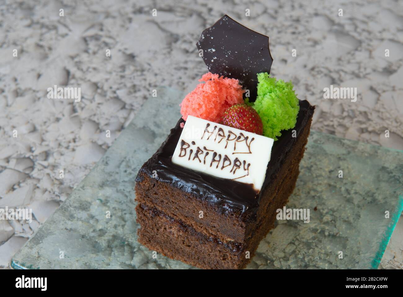 Petit Gateau D Anniversaire Au Chocolat Avec Des Mots Happy Birthday Ecrit Sur L Etiquette En Chocolat Blanc Gateau Frais Servi Sur La Plaque De Verre Photo Stock Alamy