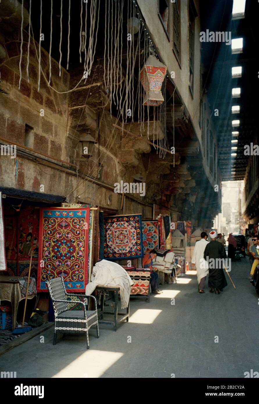 Voyage - rue des tentmakers Al Khayamiya dans l'historique Qasaba de Radwan Bey un marché couvert souk bazar dans le Caire islamique en Egypte en Afrique du Nord Banque D'Images