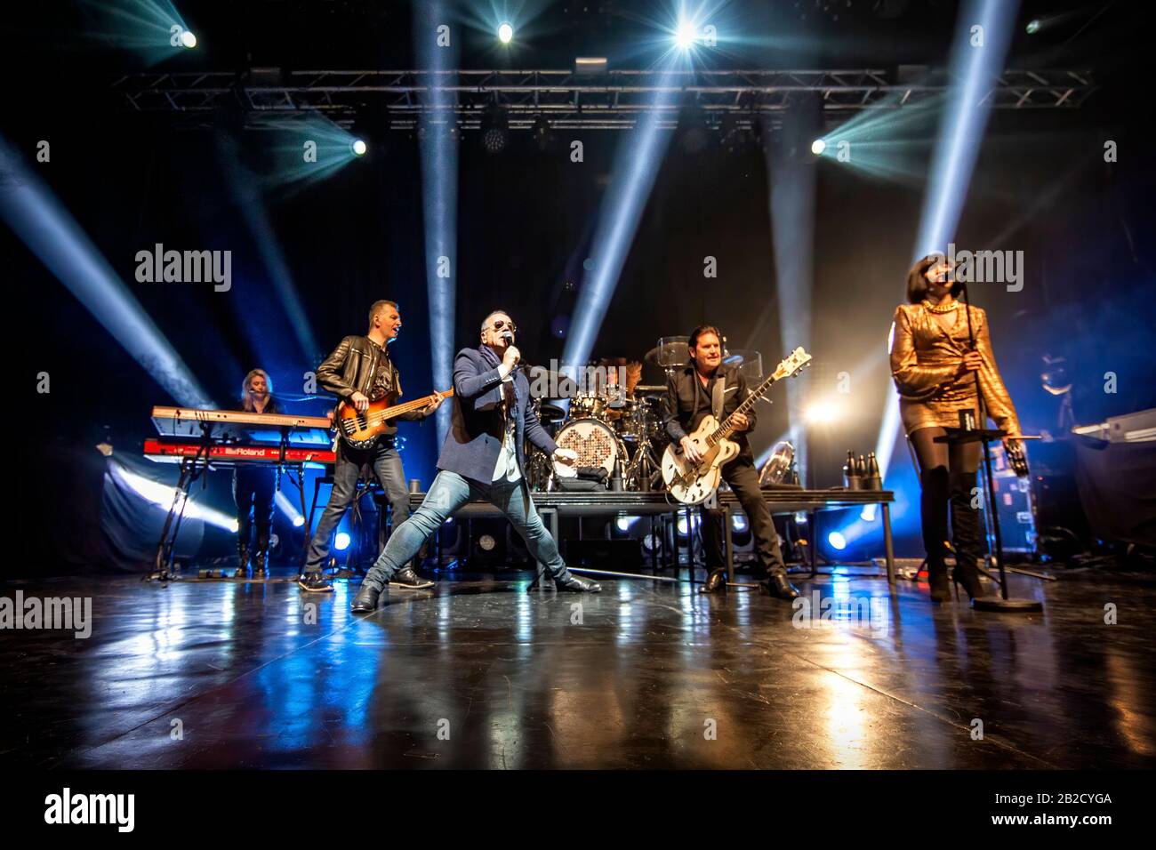 Oslo, Norvège. 01 mars 2020. Le groupe de rock écossais Simple Minds exécute un concert en direct au Sentrum Scene d'Oslo. Ici, le chanteur, compositeur et musicien Jim Kerr est vu en direct sur scène. (Crédit Photo: Gonzales Photo/Terje Dokken/Alay Live News). Banque D'Images
