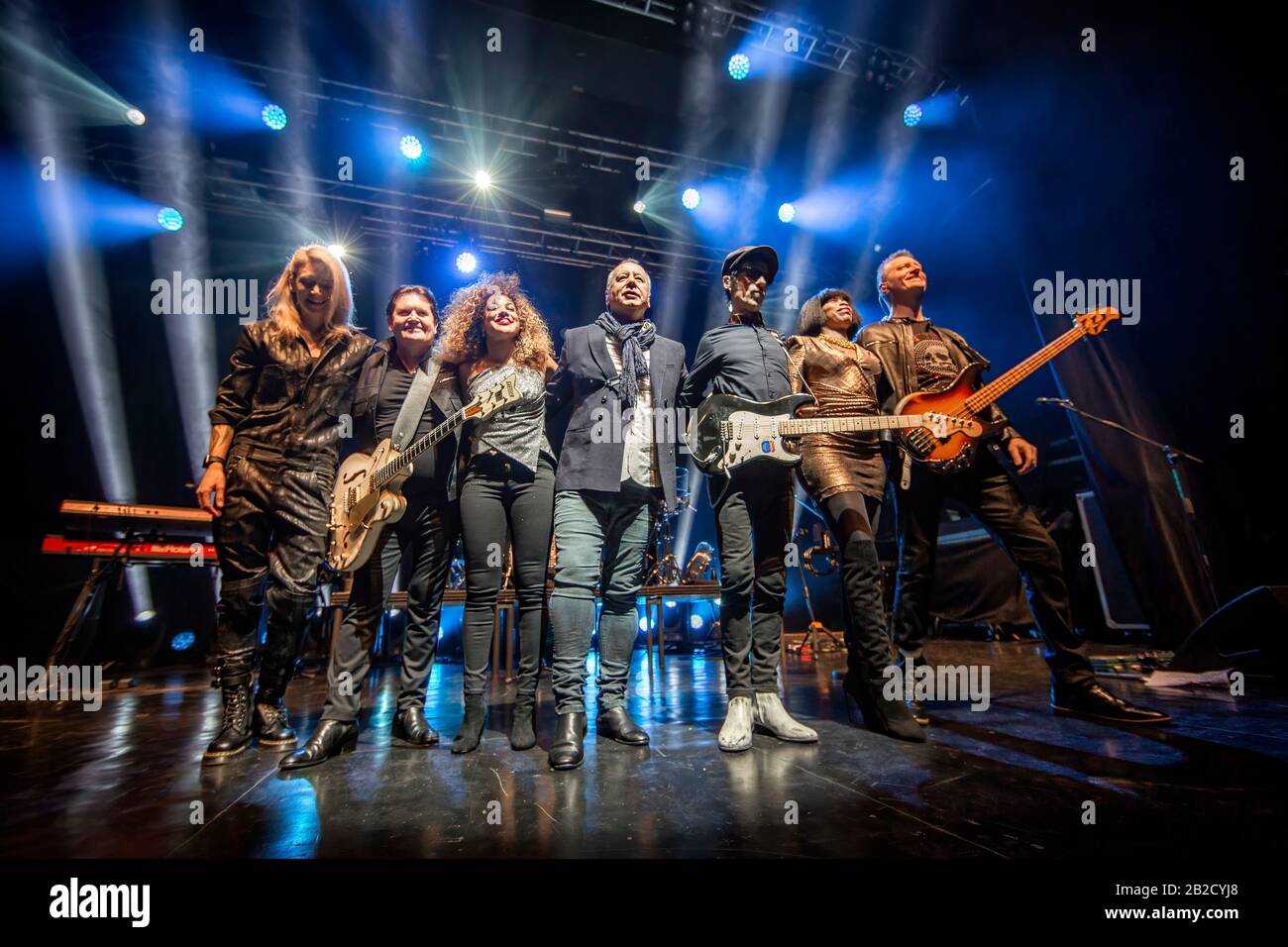 Oslo, Norvège. 01 mars 2020. Le groupe de rock écossais Simple Minds exécute un concert en direct au Sentrum Scene d'Oslo. Ici, le chanteur, compositeur et musicien Jim Kerr est vu en direct sur scène avec le reste des membres du groupe. (Crédit Photo: Gonzales Photo/Terje Dokken/Alay Live News Banque D'Images