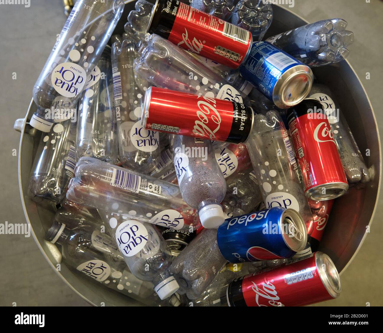 L'illustration représente un conteneur de recyclage de canettes et de bouteilles. Banque D'Images