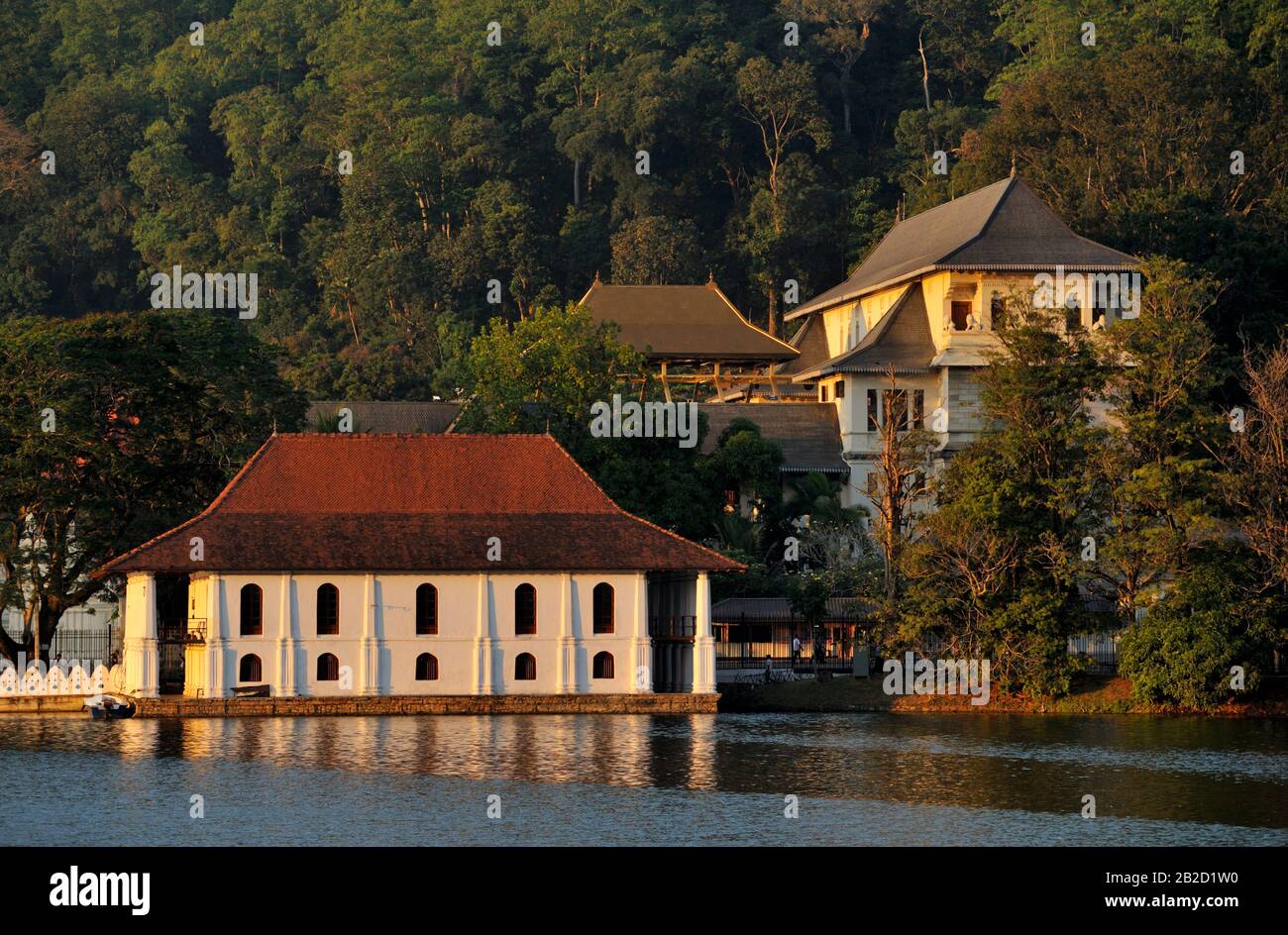 Sri Lanka, Kandy, Temple de la dent, vieux bain royal et lac Banque D'Images