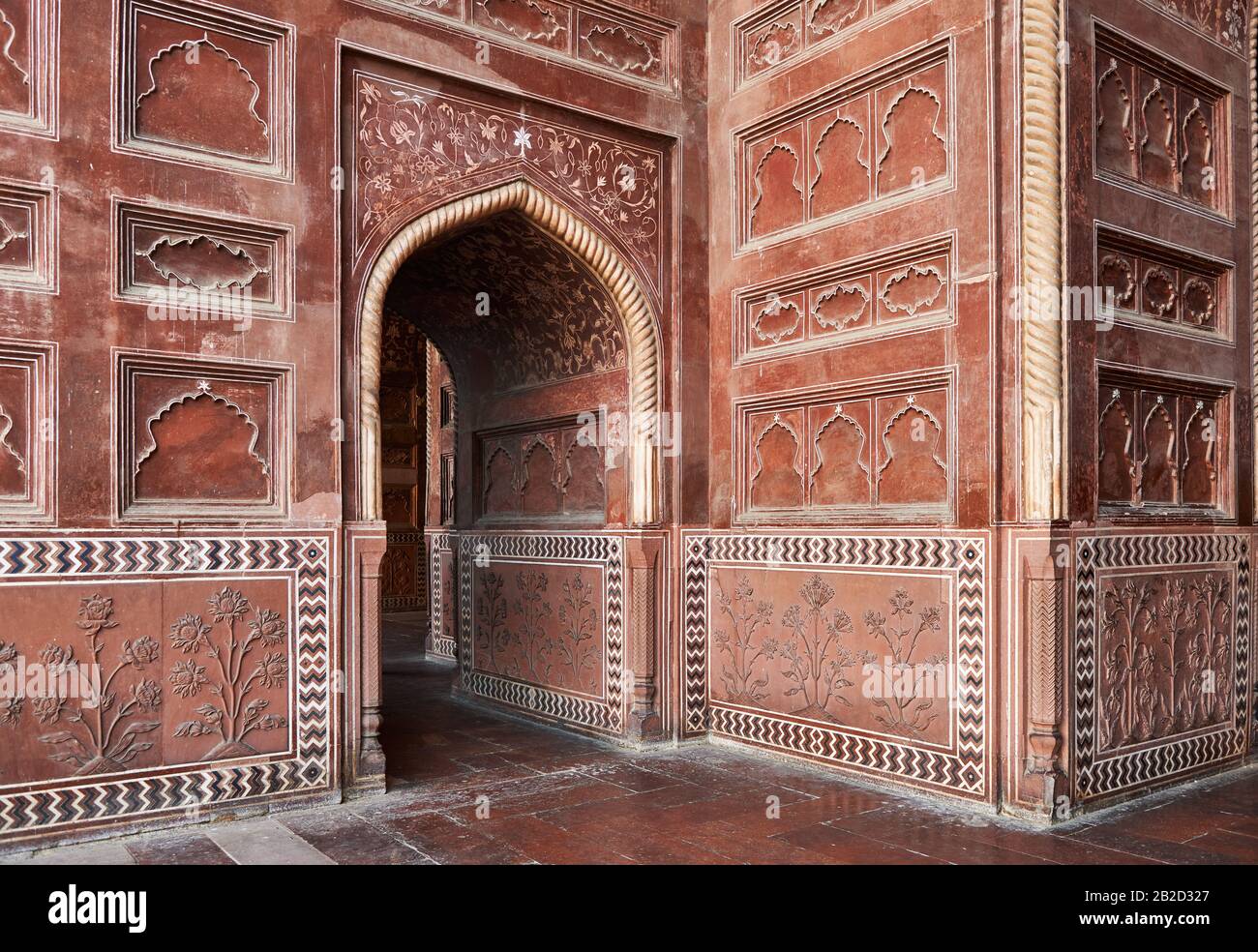 Arches et ornamentaion à Mehmaan Khana ou maison d'hôtes du Taj Mahal, Agra, Uttar Pradesh, Inde Banque D'Images