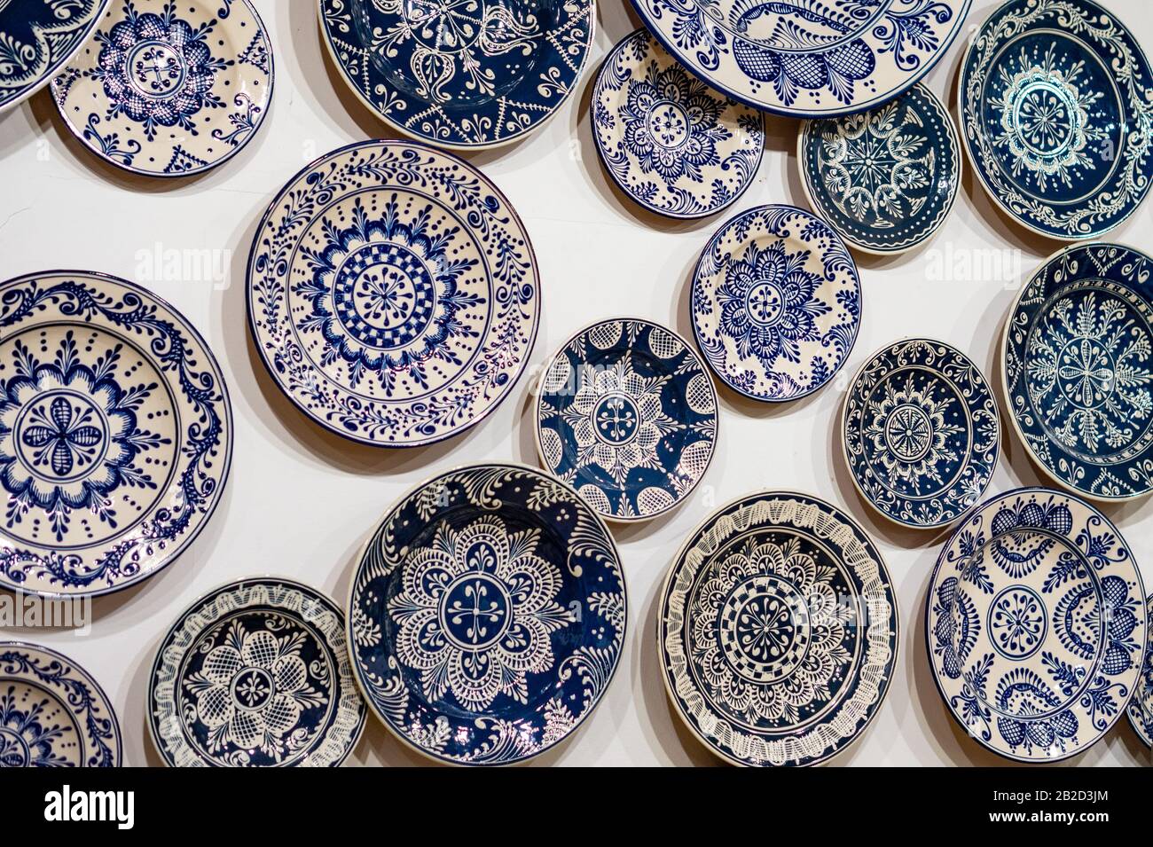 Holloko , Hongrie 13.04.2019: Boutique traditionnelle hongroise de peintures bleues artisanales en Hongrie Holloko Banque D'Images