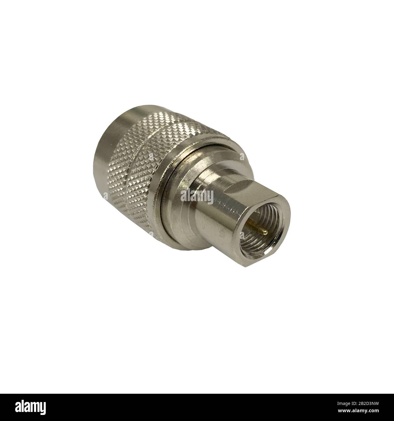 CONNECTEUR de CÂBLE d'ANTENNE coaxial, FICHE MÉTALLIQUE - images de proximité, fond blanc isolé idéal pour la composition avec thème de radiocommunication. Banque D'Images