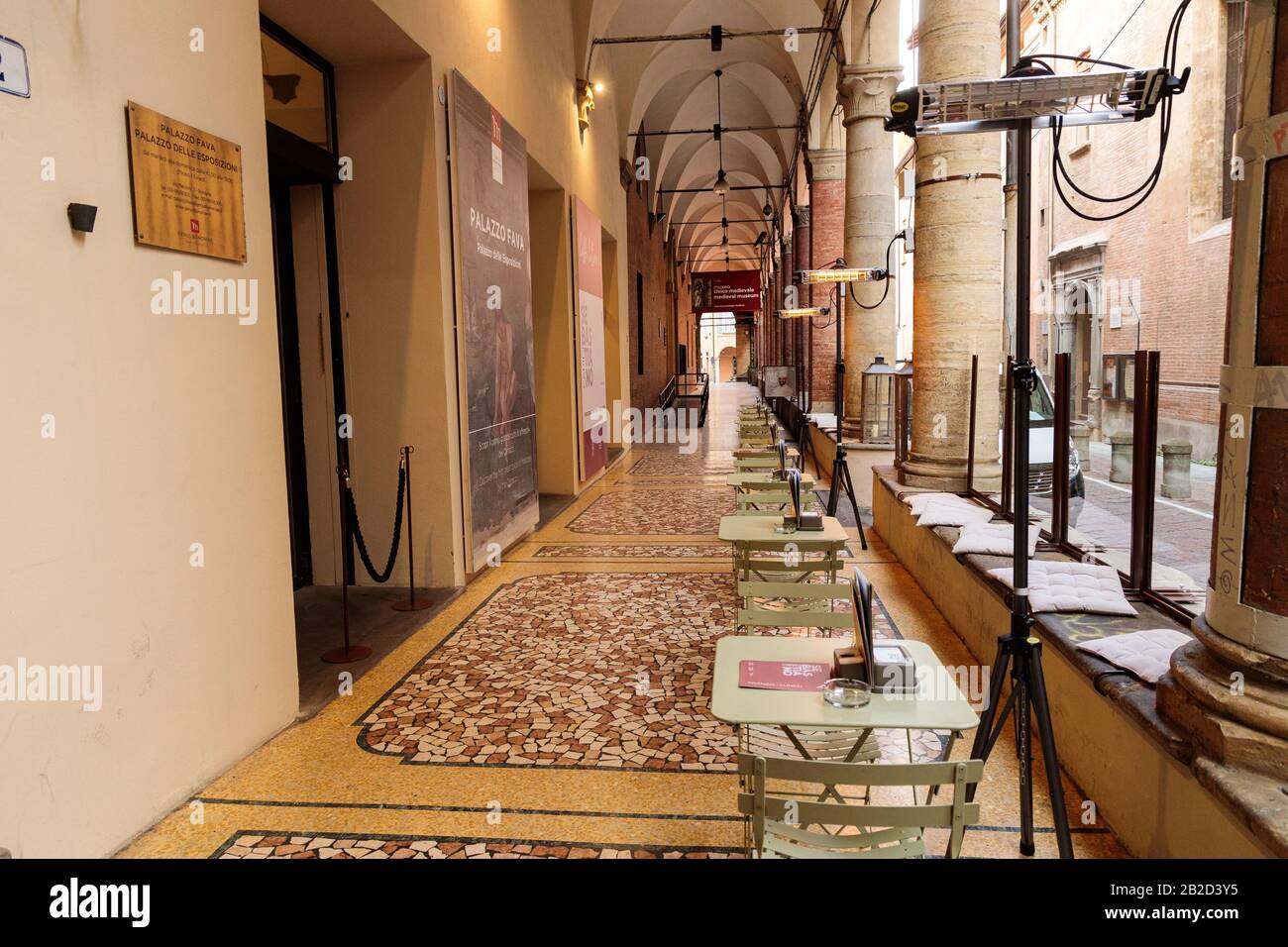 Bologne, Italie. 02 mars 2020. Une pâtisserie dans le centre-ville qui attire habituellement des centaines de clients est vu presque vide en raison de la peur des résidents et des touristes pour le virus corona le 02 mars 2020 à Bologne, Italie. Crédit: Massimiliano Donati/Alay Live News Banque D'Images