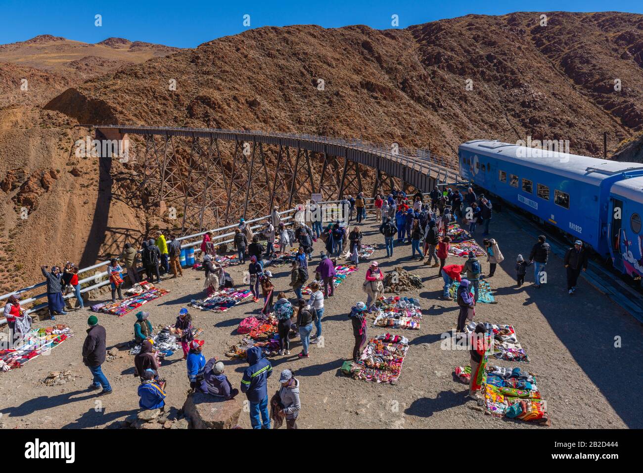 Marché à la 'Viaducto la Polvorilla', 4200 m ALS, station finale de la 'Tren a las Nubes', Province de Salta, Andes, NW Argentine, Amérique latine Banque D'Images