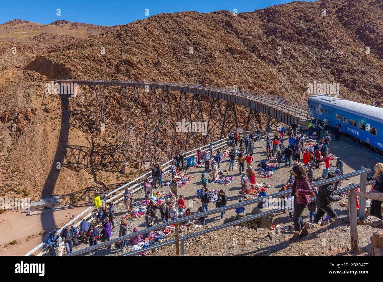 Marché à la 'Viaducto la Polvorilla', 4200 m ALS, station finale de la 'Tren a las Nubes', Province de Salta, Andes, NW Argentine, Amérique latine Banque D'Images