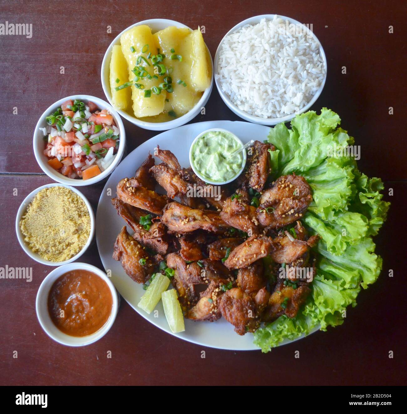 Aile de poulet frit avec ail et citron. Plat de restaurant brésilien. Banque D'Images