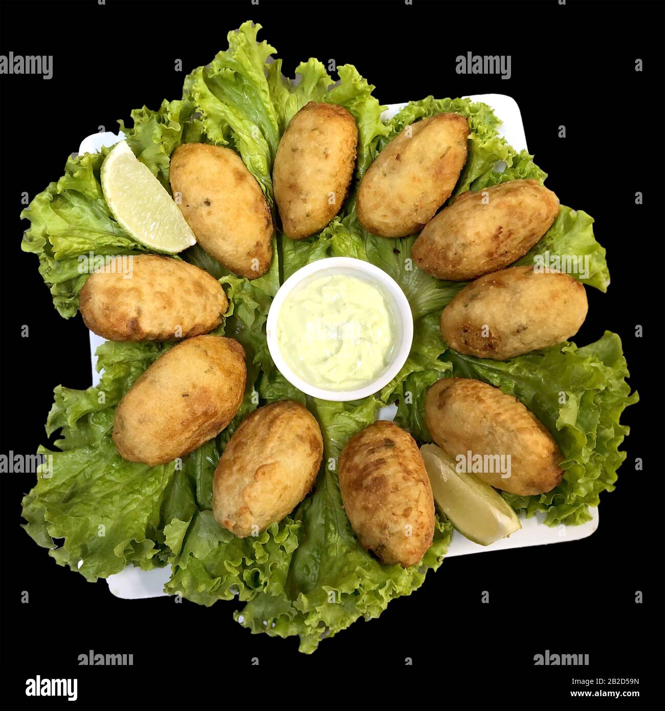 Aile de poulet frit avec ail et citron. Plat de restaurant brésilien. Banque D'Images