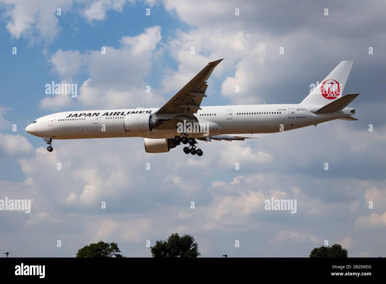 Londres / ROYAUME-UNI - 14 JUILLET 2018 : JAL Japan Airlines Boeing 777-300 ER JA737 J avion de passagers atterrissant à l'aéroport de Londres Heathrow Banque D'Images