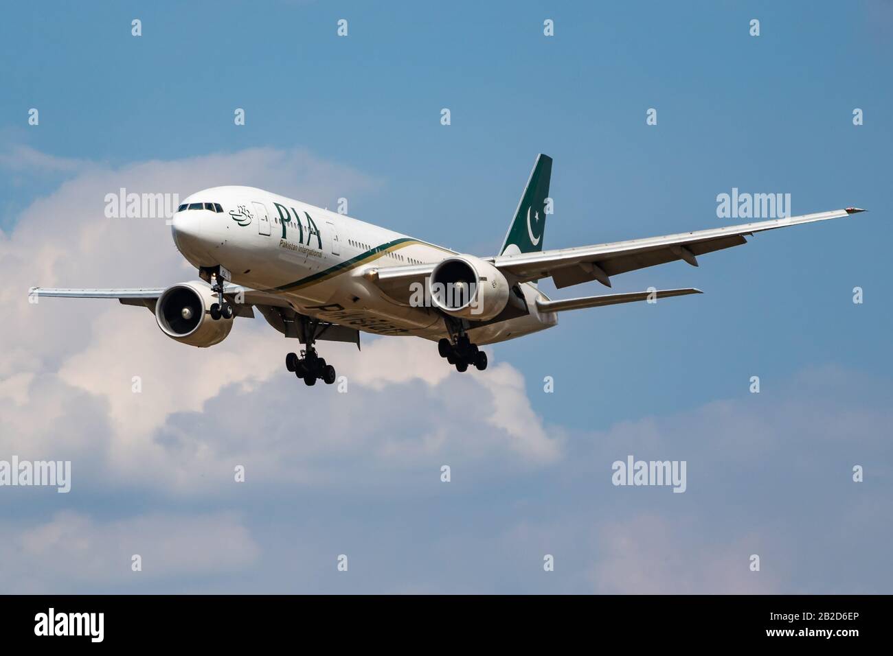 Londres / ROYAUME-UNI - 14 JUILLET 2018: PIA Pakistan International Airlines Boeing 777-200 AP-BGL avion de passagers atterrissage à l'aéroport de Londres Heathrow Banque D'Images