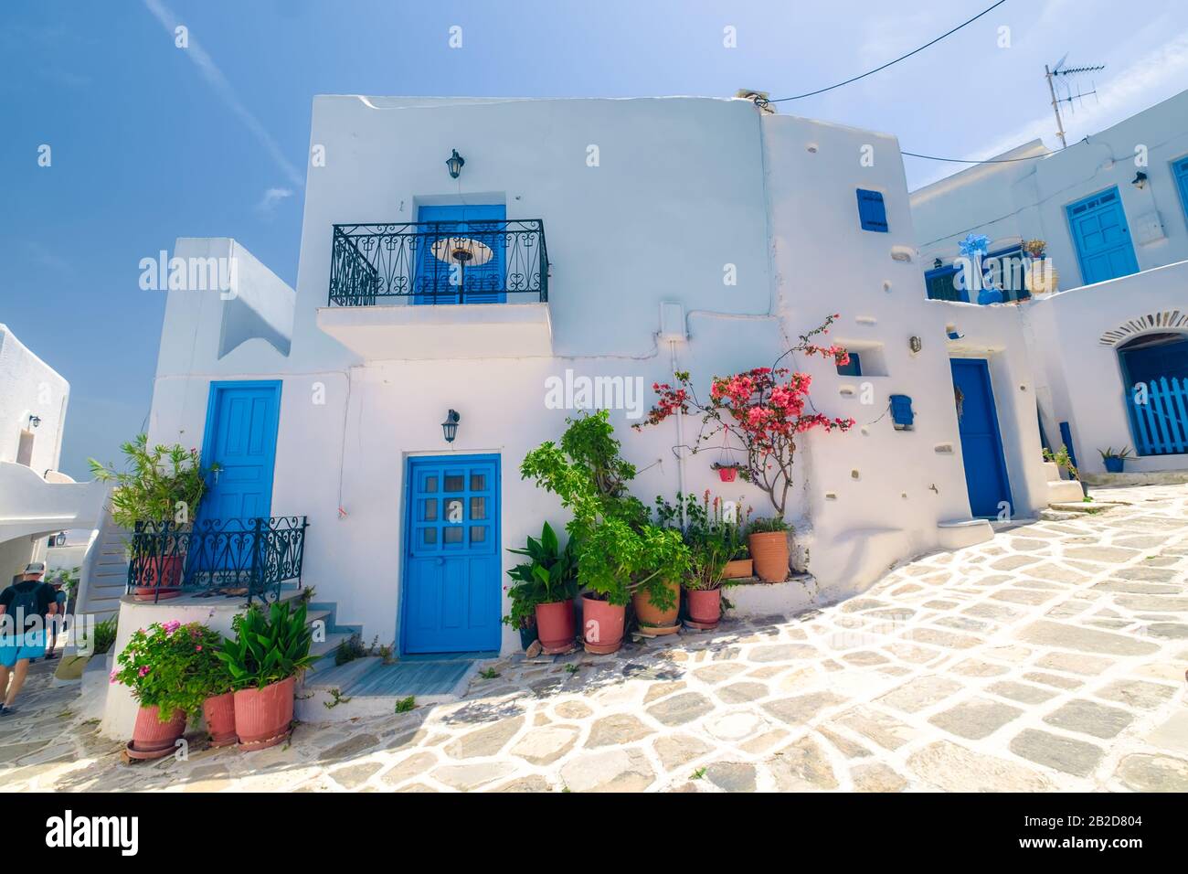 Des rues étroites et étonnantes de destination populaire sur l'île de Paros. Grèce. Architecture traditionnelle et couleurs de la ville méditerranéenne. Portes bleues, bu blanc Banque D'Images
