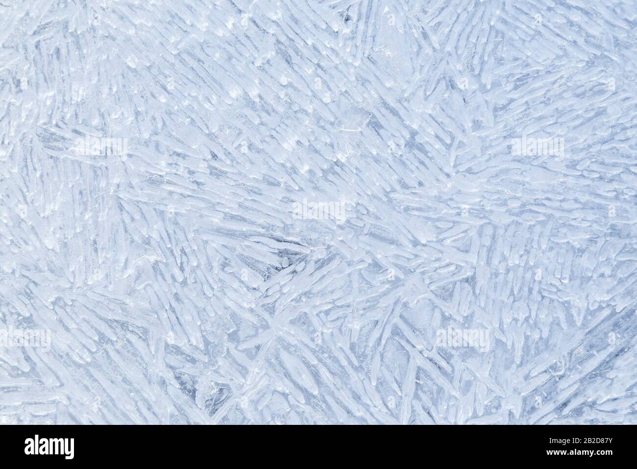 Macro gros plan de glace sur un lac gelé en hiver. Arrière-plan abstrait plein format minimal. Espace de copie. Banque D'Images