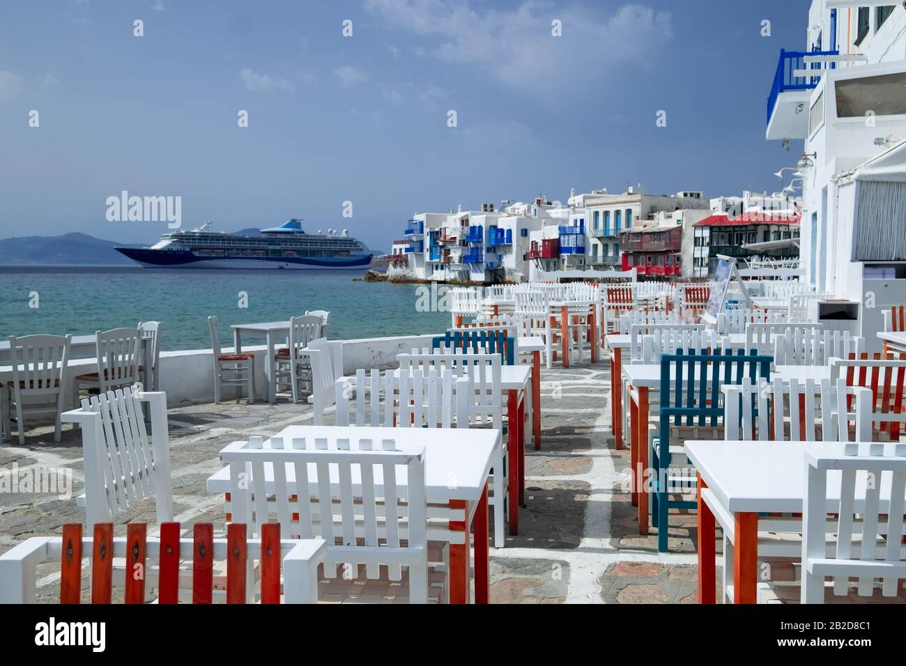 Restaurant en plein air avec vue sur la mer à proximité de la petite Venise romantique colorée, le jour ensoleillé. Bateaux sur mer Egée. Un endroit touristique extraordinaire, Les Gens marchant sur le chemin Banque D'Images
