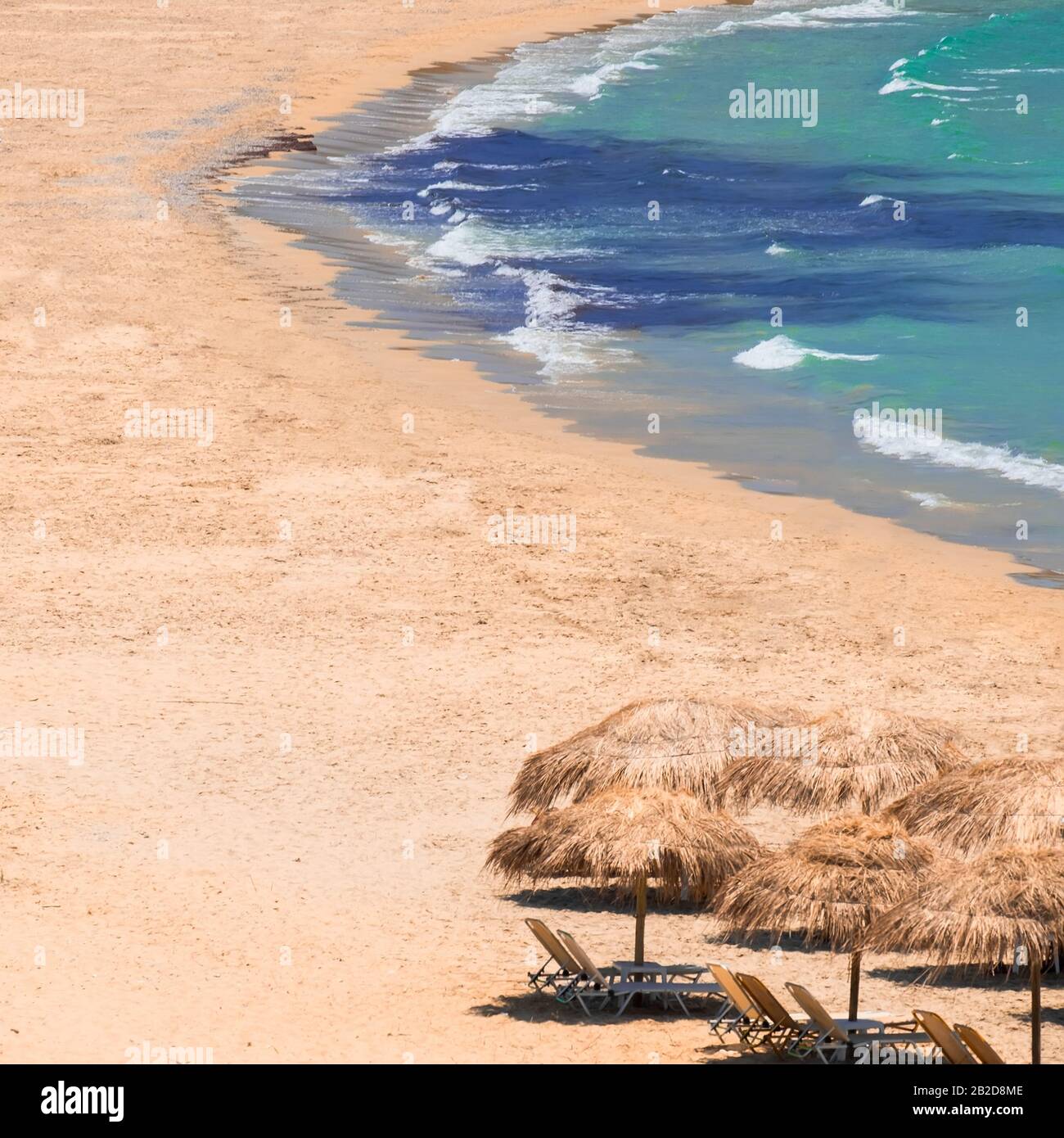 Vue abstraite sur un paysage de plage incroyable avec un parasol près de la mer d'Azure. Paradis méditerranéen en Grèce. Parcours et destinations Banque D'Images