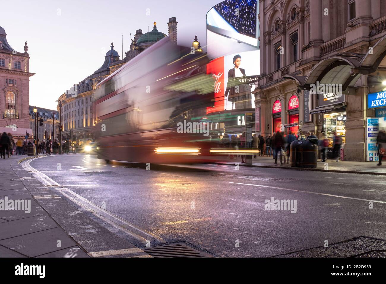 Le cirque de Piccadilly la nuit, les piétons et la circulation sur Coventry Street Banque D'Images