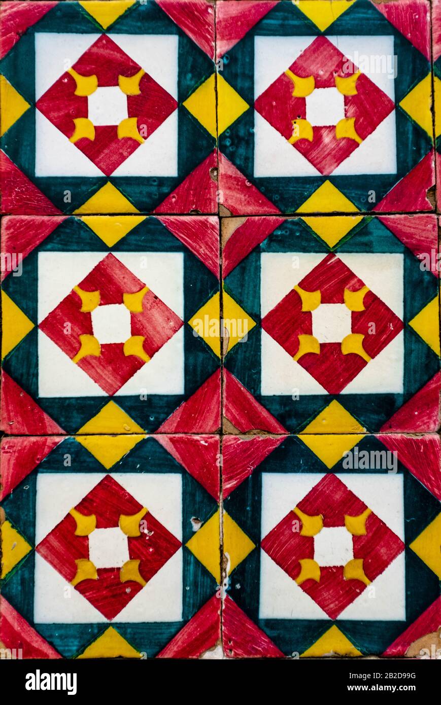 Tuiles traditionnelles portugaises Azulejos avec motif géométrique coloré. Banque D'Images