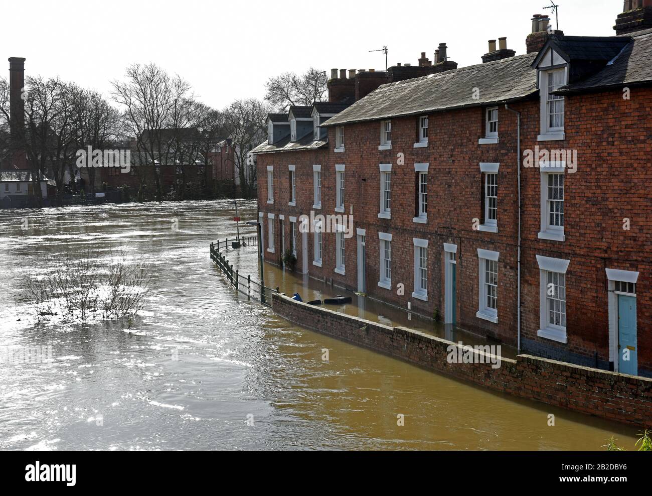 Maisons inondées par la rivière Severn à Shrewsbury, Shropshire, 2020 Banque D'Images