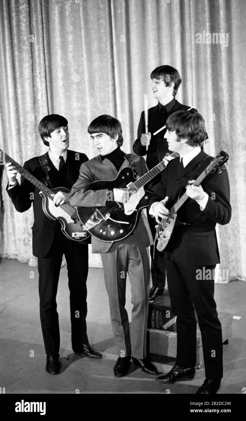 Miami BEACH, FL - 16 FÉVRIER : (L-R) chanteur-compositeur anglais et multi-instrumentiste Paul McCartney, musicien anglais, chanteur-compositeur et guitariste George Harrison (1943-2001), musicien anglais, chanteur et batteur Ringo Starr, chanteur anglais, compositeur et guitariste John Lennon (1940-1980) des Beatles, Se tenir sur scène avant la deuxième apparition du groupe sur le spectacle Ed Sullivan le 16 février 1964 à l'hôtel Deauville de Miami Beach, Floride.Credit: Icon and image / MediaPunch Banque D'Images