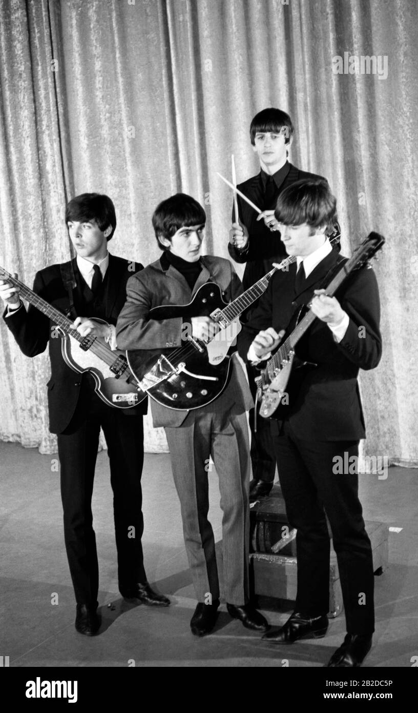 Miami BEACH, FL - 16 FÉVRIER : (L-R) chanteur-compositeur anglais et multi-instrumentiste Paul McCartney, musicien anglais, chanteur-compositeur et guitariste George Harrison (1943-2001), musicien anglais, chanteur et batteur Ringo Starr, chanteur anglais, compositeur et guitariste John Lennon (1940-1980) des Beatles, Se tenir sur scène avant la deuxième apparition du groupe sur le spectacle Ed Sullivan le 16 février 1964 à l'hôtel Deauville de Miami Beach, Floride.Credit: Icon and image / MediaPunch Banque D'Images