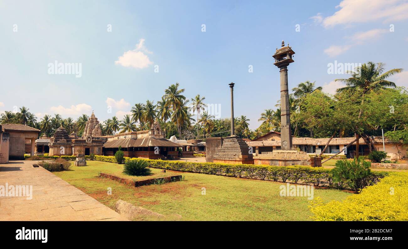 Temple Madhukeshwara du 9 E SIÈCLE, près de la ville de Sirsi, en Inde. Palmiers arbres dans la ville Banavasi, Karnataka état , Inde. Banque D'Images