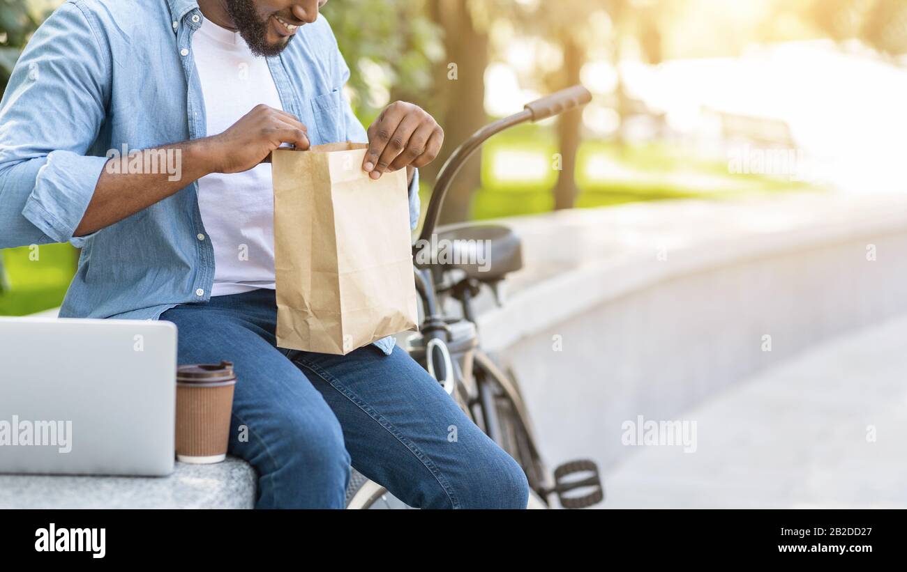 Sac En Papier Aro Guy Unwrapping, Gai Et Méconnaissable, Avec Déjeuner À L'Extérieur Banque D'Images