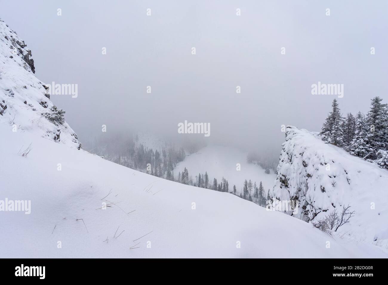 Neige profonde sur le pic Nosal. Montagnes Tatra. Banque D'Images