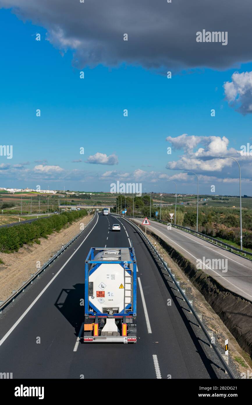 Camion-citerne de marchandises dangereuses circulant sur la route Banque D'Images