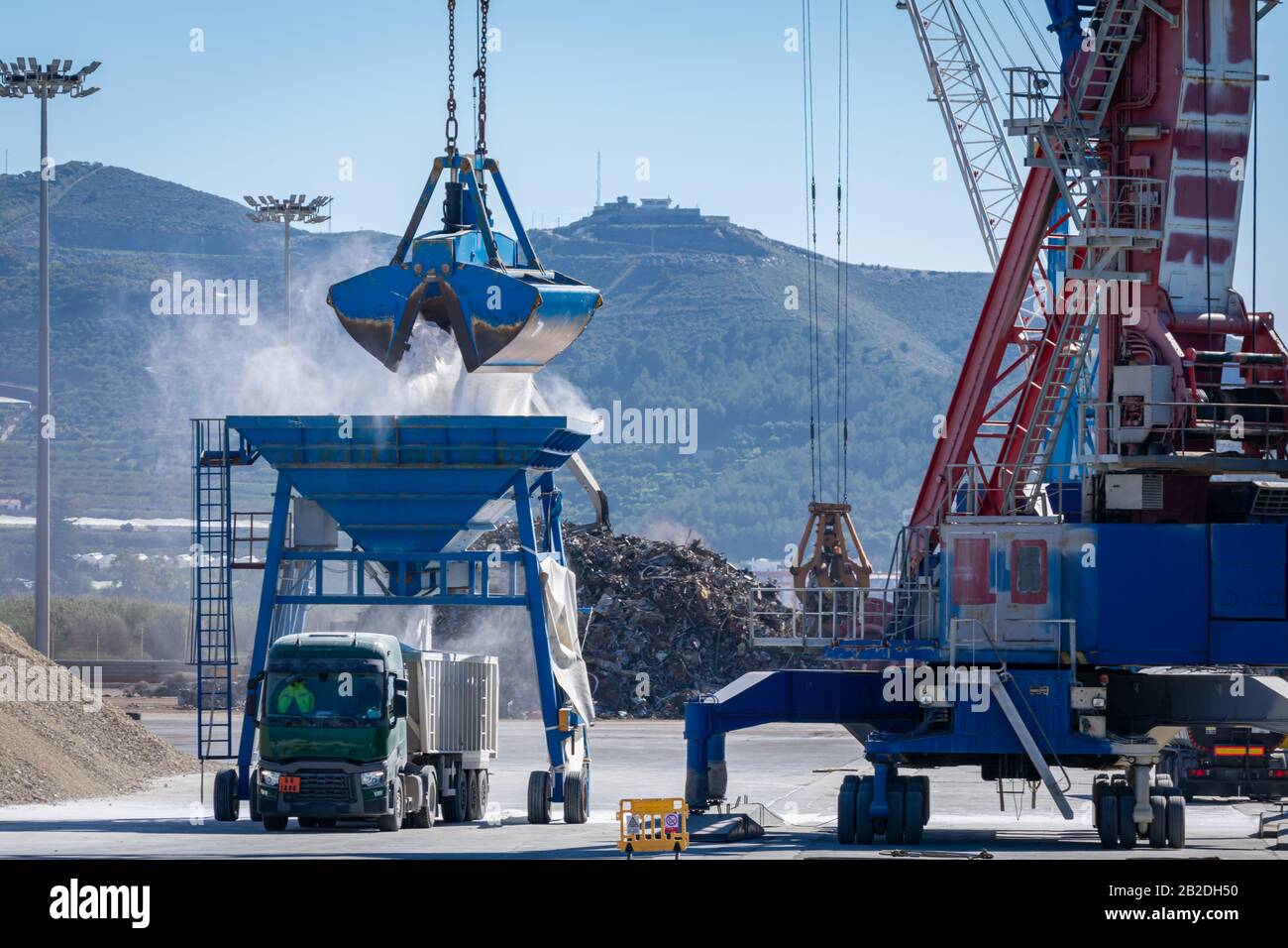 Grue dans l'orifice de déchargement d'un navire transportant de l'engrais Banque D'Images