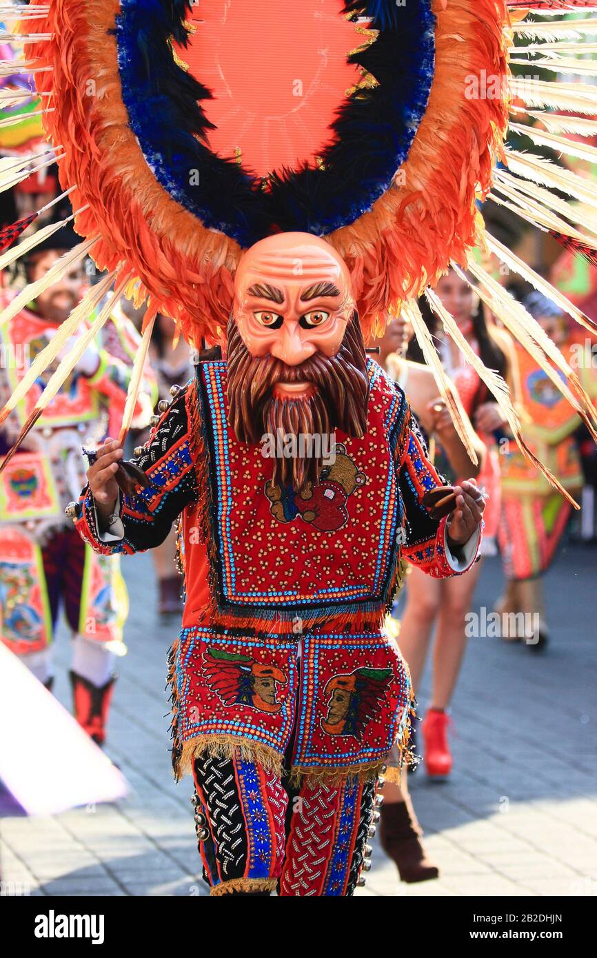 Danseuse de carnaval de Yauhquemehcan Tlaxcala avec un costume incroyable fait avec des séquines et un écusson énorme avec des panaches colorés Banque D'Images