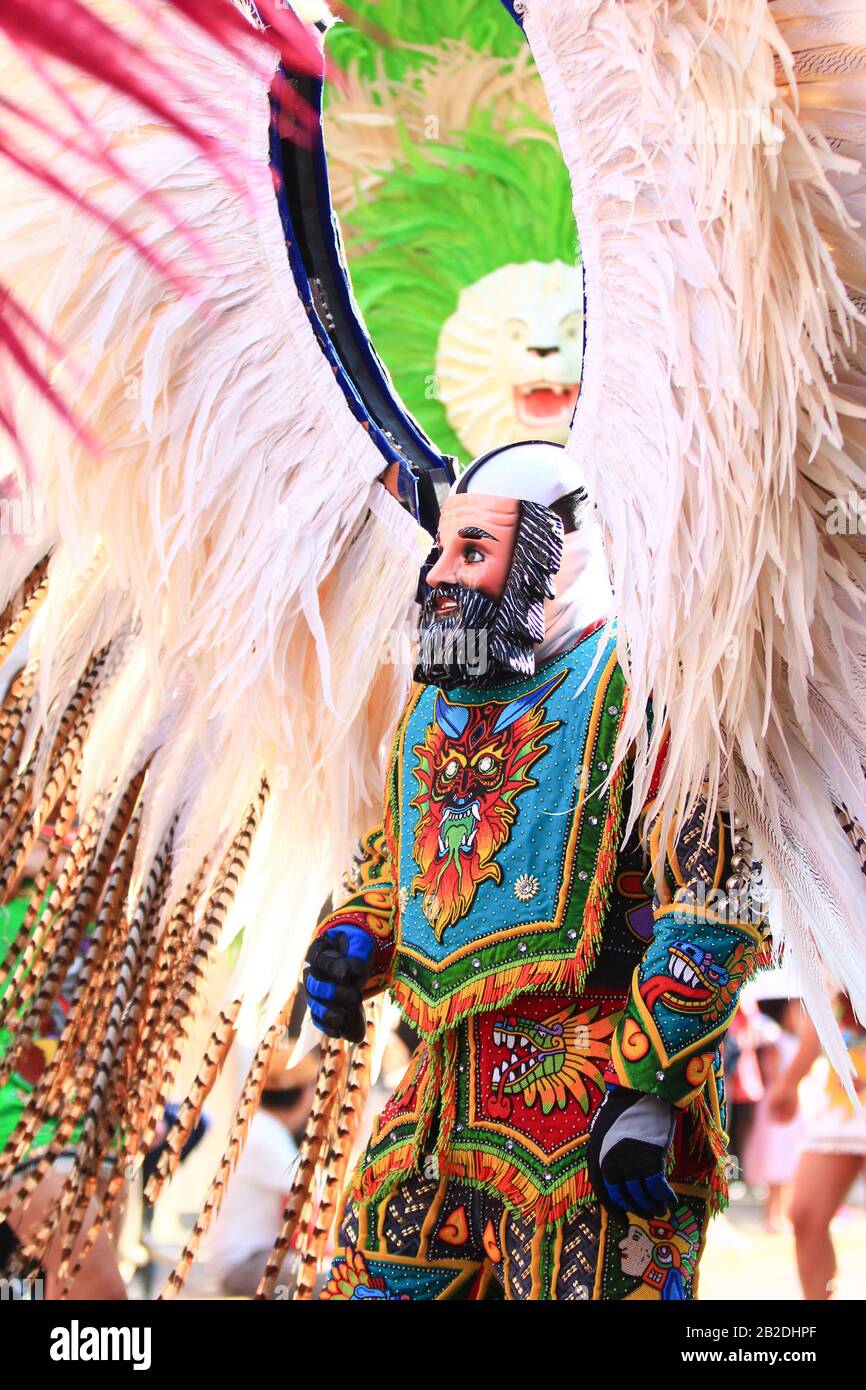 un masque huehue comme personnage clown est un personnage très populaire dans le carnaval mexicain Banque D'Images
