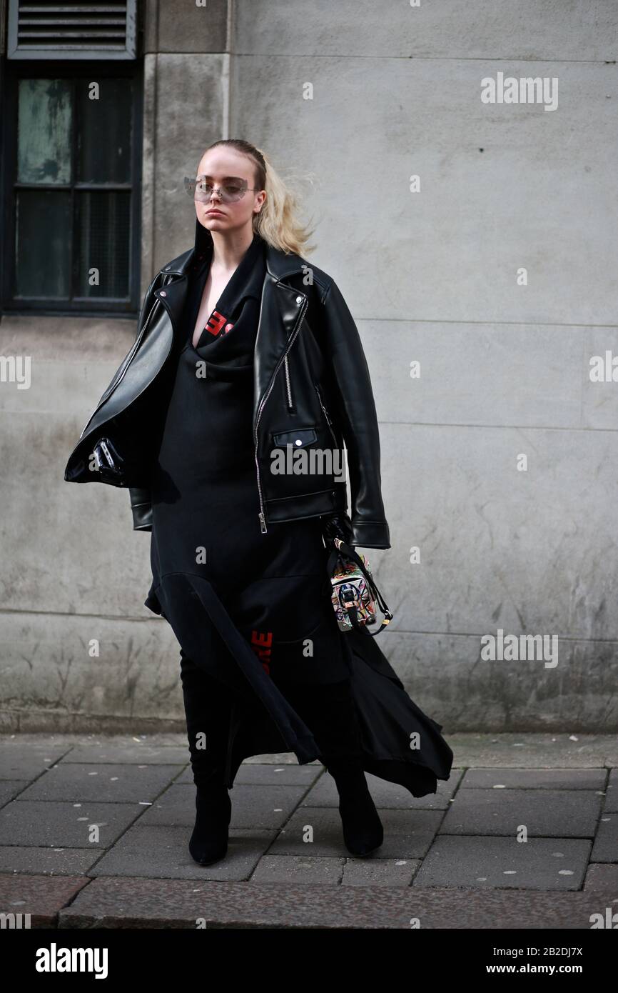 Street Style, London Fashion Week Automne Hiver 2020, Londres Royaume-Uni Février Banque D'Images