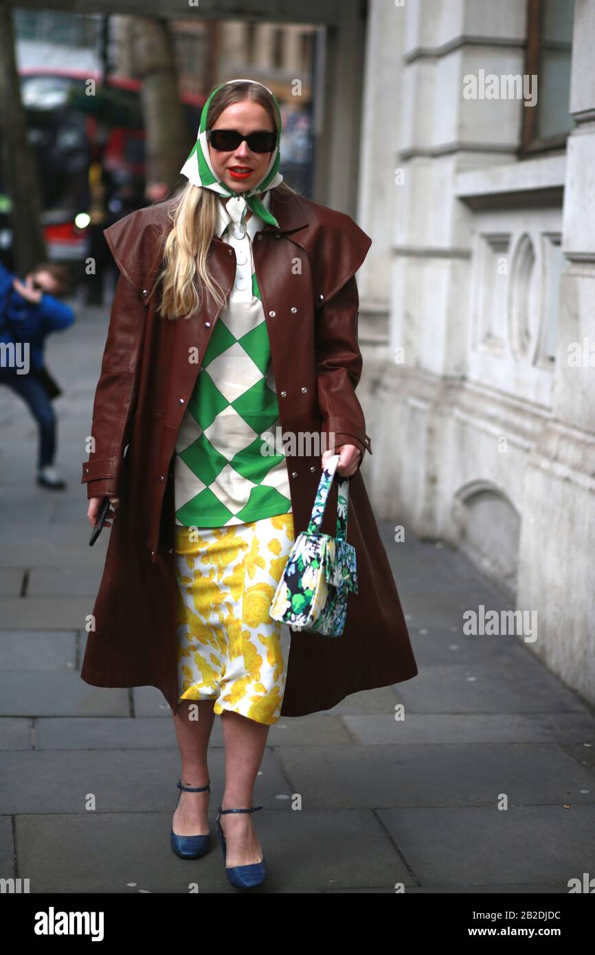 Street Style, London Fashion Week Automne Hiver 2020, Londres Royaume-Uni Février Banque D'Images