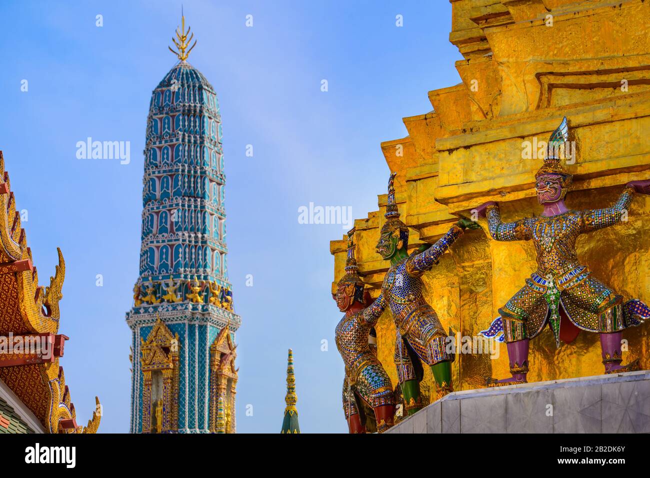 Wat Phra Kaew ( Wat Phra si Rattana Satsadaram - Temple du Bouddha de Jade). Hanuman, statue du singe Ramayana au temple du Bouddha d'Émeraude, Bangkok, Thaïlande Banque D'Images