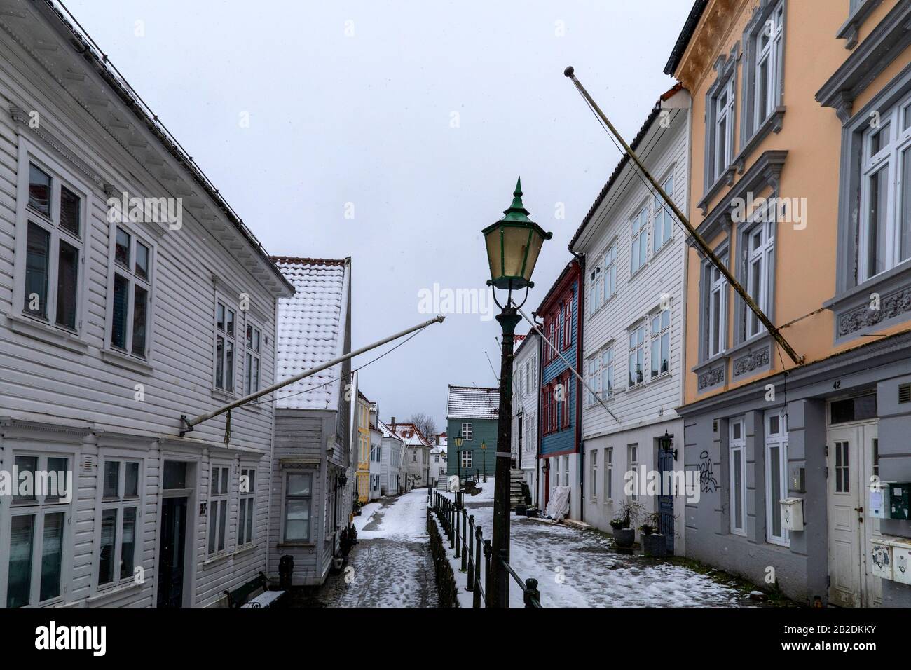 Scène de rue de l'une des anciennes parties du centre-ville de Bergen, Norvège. L'hiver à la rue Ytre Markeveien. Banque D'Images