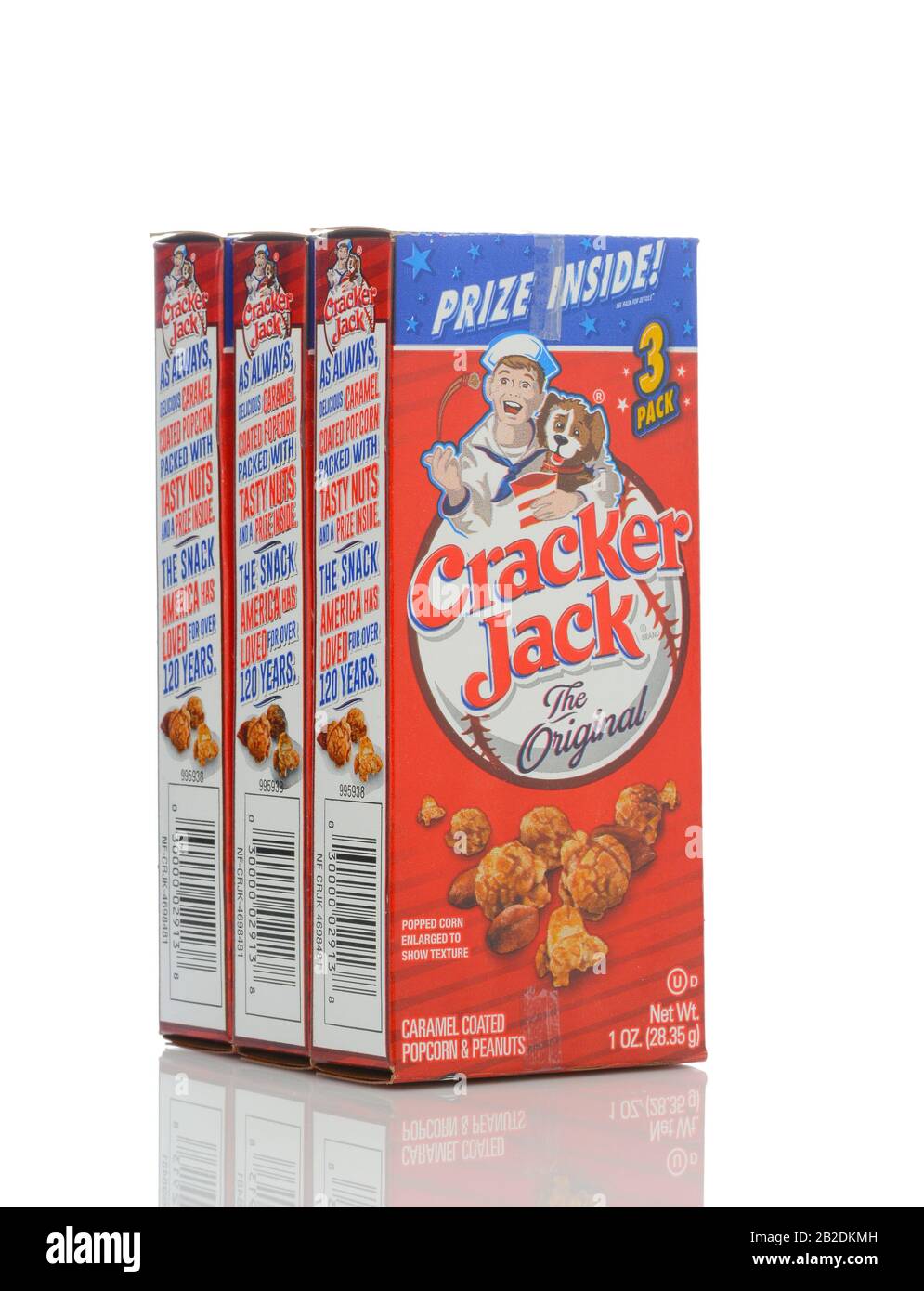 Irvine, CALIFORNIE - 23 MAI 2019: Un paquet de Cracker Jack. La marque enregistrée en 1896 est une collation composée de mélasses aromatisées, enrobées de bonbons, po Banque D'Images