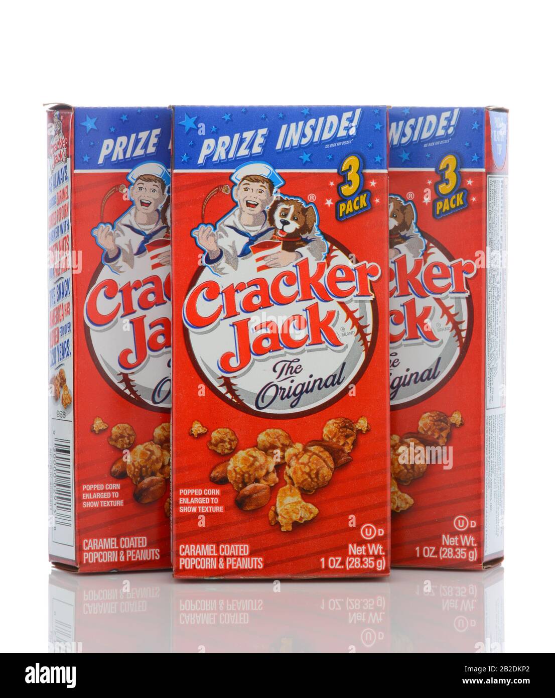 Irvine, CALIFORNIE - 23 MAI 2019: Trois boîtes de Cracker Jack. La marque enregistrée en 1896 est une collation composée de mélasse aromatisée, de coate de bonbons Banque D'Images