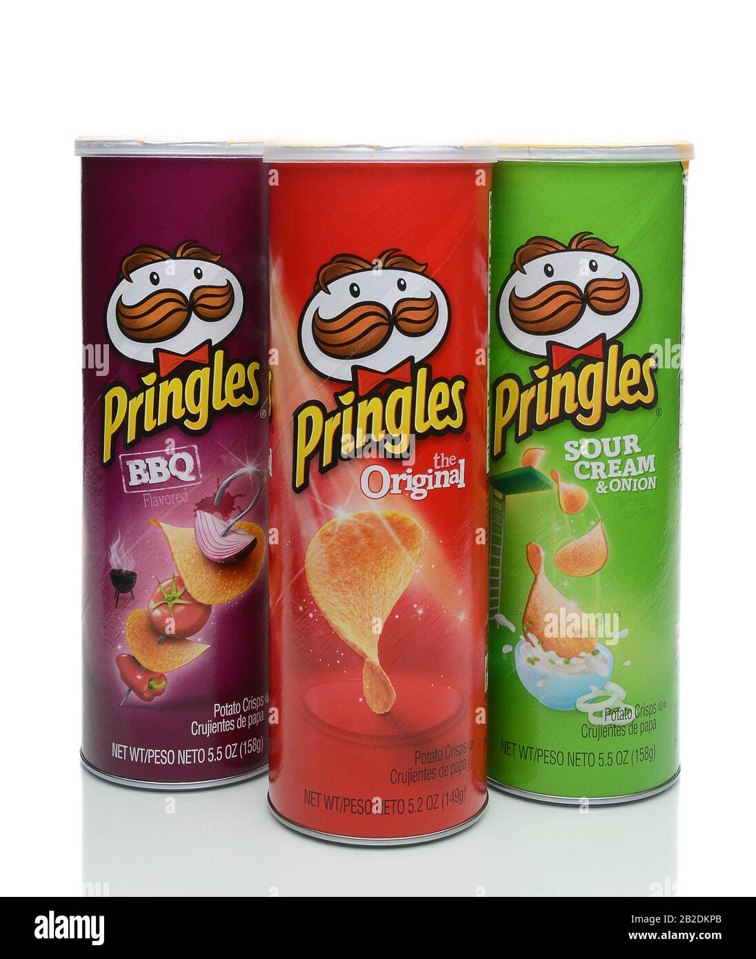 Irvine, CA - 4 JANVIER 2018 : trois Bidons Pringles. Pringles ia une marque de chips empilables à base de pommes de terre et de blé Banque D'Images