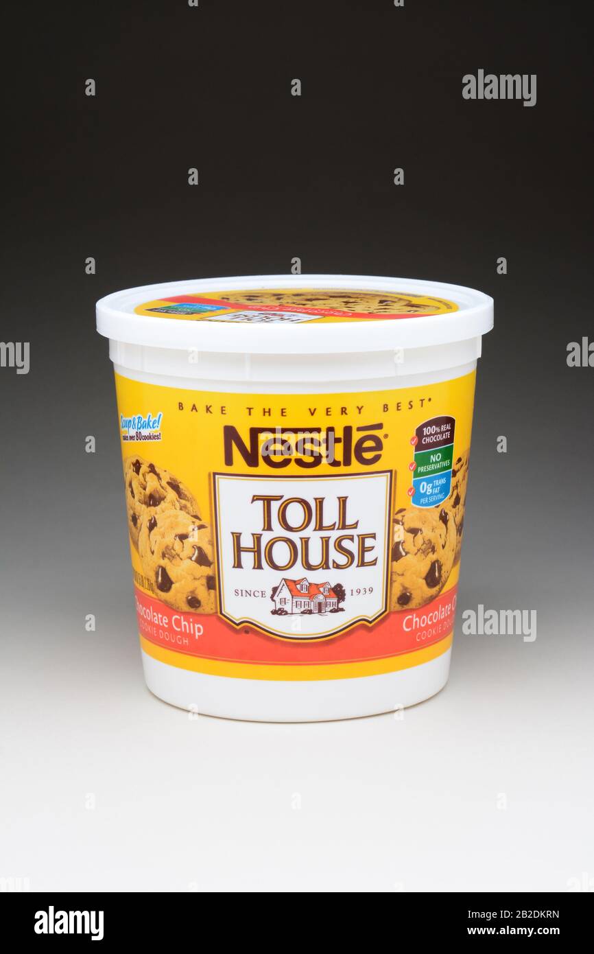 Irvine, CA - 11 janvier 2013 : un bain de 5 livres de Pâte à gâteau NESTLE Toll House. La recette populaire de cookie a été développée dans les années 1930 par Ruth Graves W Banque D'Images