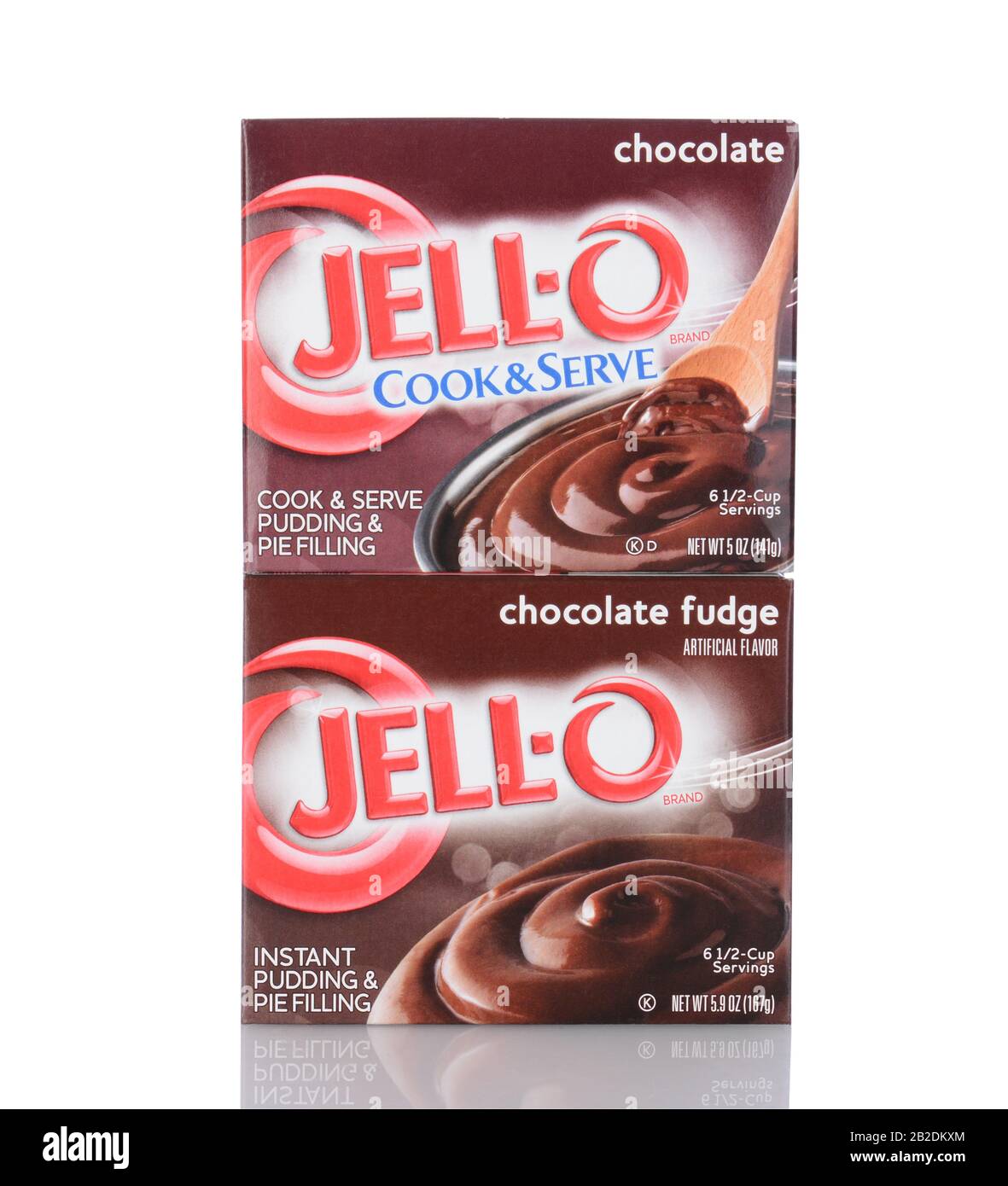 Irvine, CA - 05 janvier 2014 : deux boîtes Jell-O chocolat Pudding et Pie Filling. Jell-O une marque de Kraft Foods produit une variété de desseur de gélatine Banque D'Images
