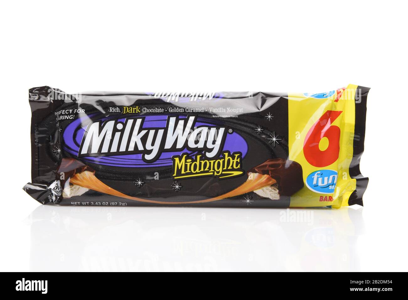 Irvine, CALIFORNIE - 14 AOÛT 2019: Un paquet de Fun taille Milky Way Midnight bonbons bars. Banque D'Images