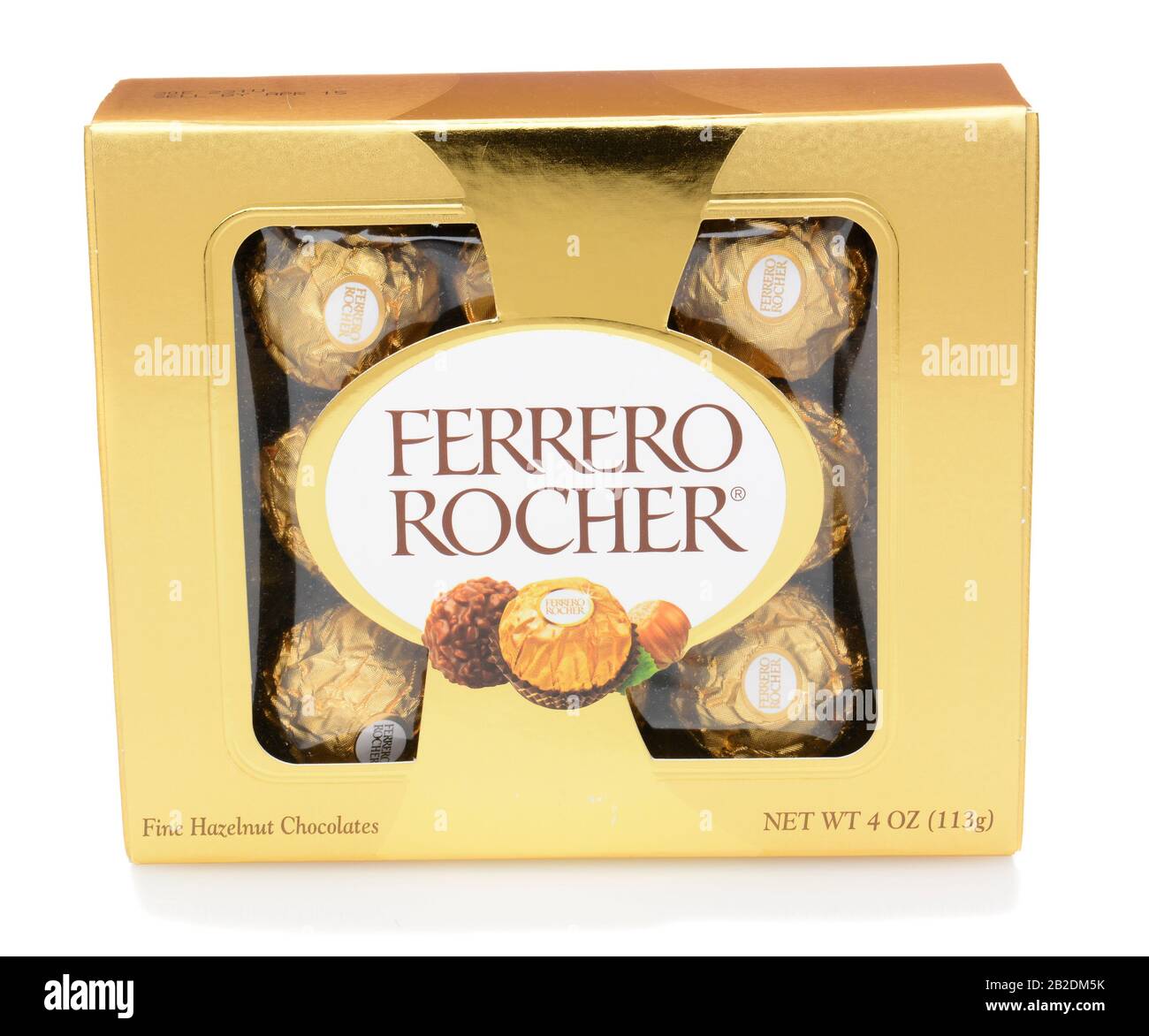 Irvine, CA - 12 DÉCEMBRE 2014 : une boîte de chocolats Ferrero Rocher.  Depuis 1982, les bonbons se composent d'une noisette rôtie entière dans une  fine coquille de gaufre f Photo Stock - Alamy