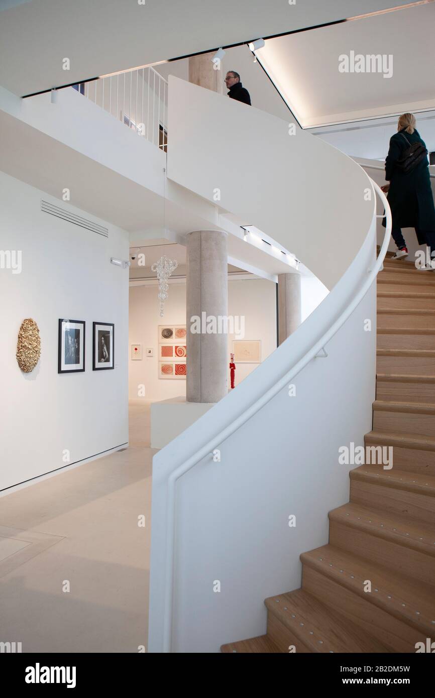 Paris: La Fab, une nouvelle galerie ouverte dans le sud-est de Paris pour  montrer la collection d'art contemporain du couturier Agnes B. les artistes  de la collection comprennent Jean-Michel Basquiat, Gilbert et