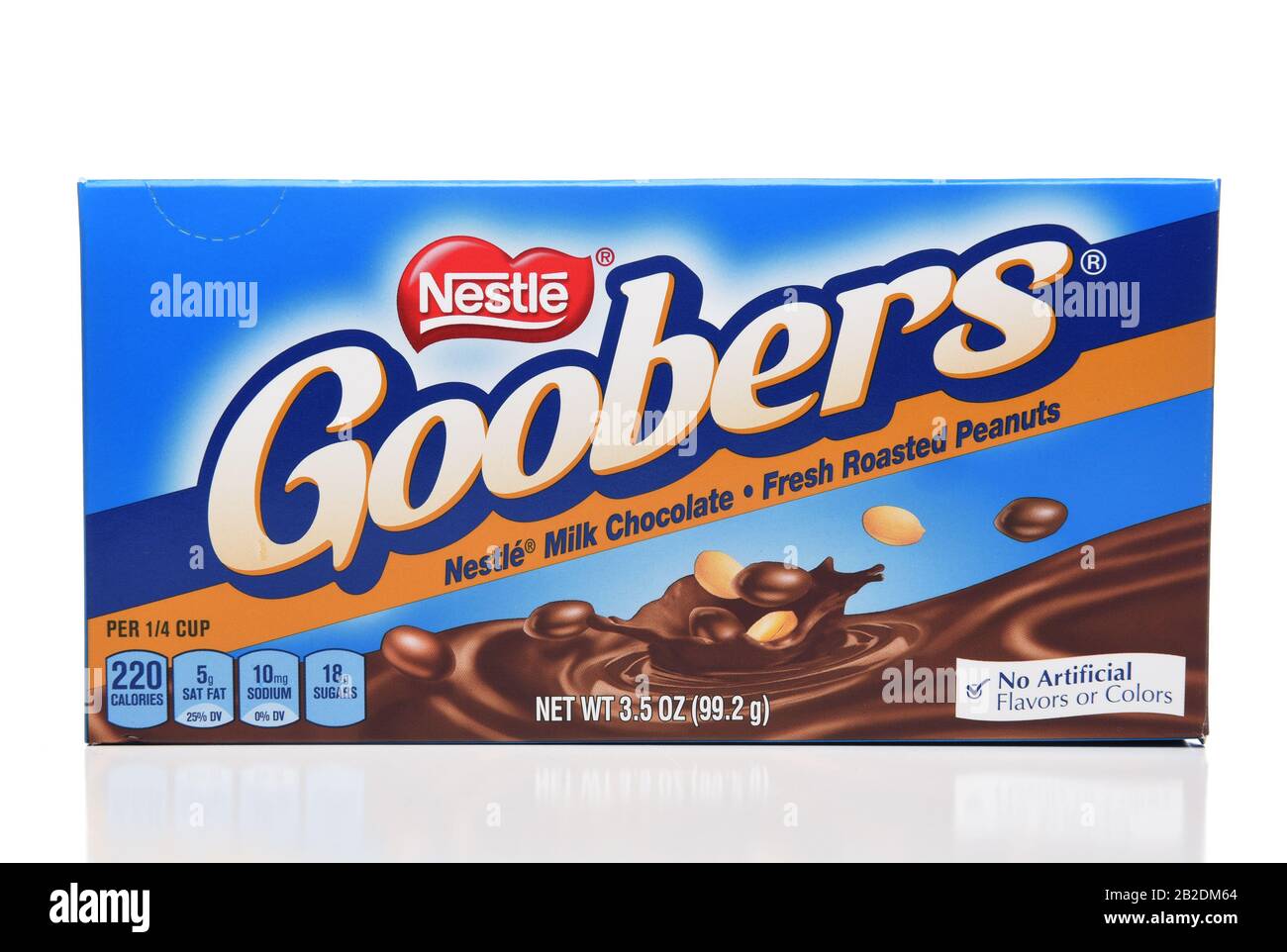 Irvine, CALIFORNIE - 27 octobre 2018 : une boîte de Goobers de Nestlé. Les arachides enrobées de chocolat sont un article familier dans les stands de concession de cinéma Banque D'Images