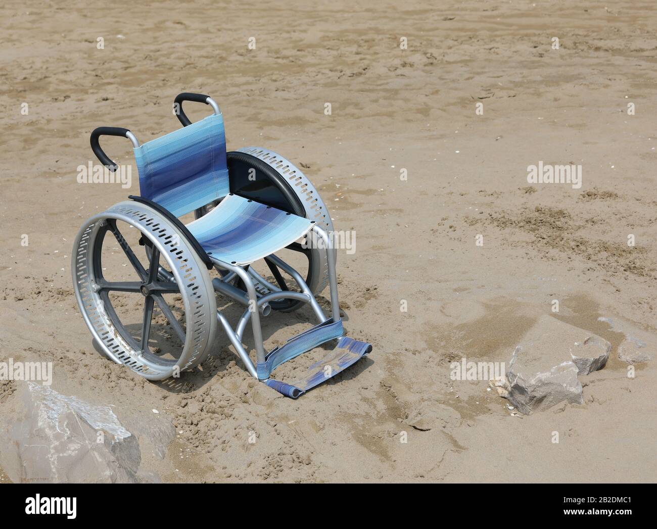 fauteuil roulant coincé dans le sable de la plage malgré les grandes roues  en aluminium Photo Stock - Alamy