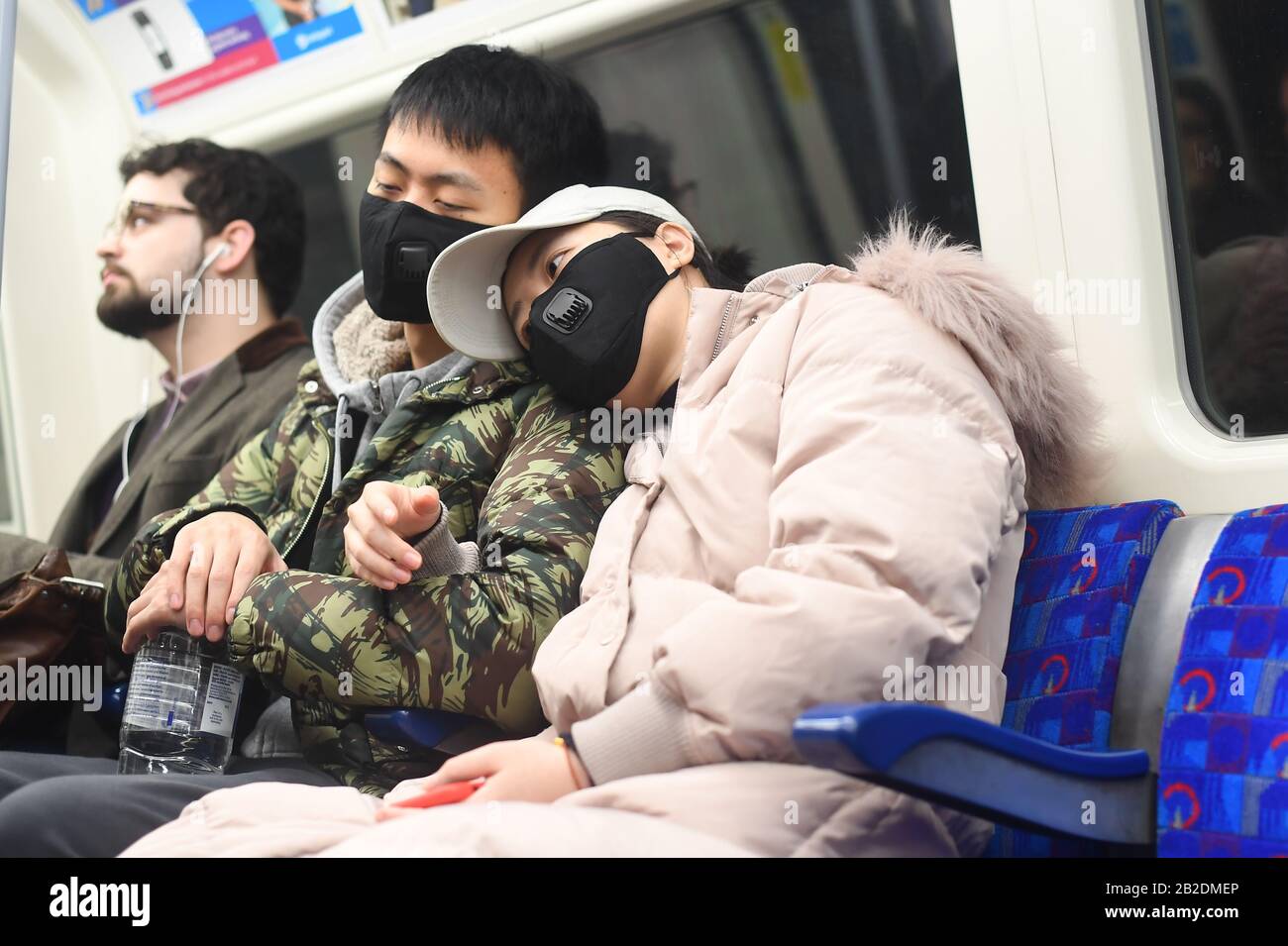 Un homme et une femme portant un masque facial lorsqu'ils voyagent sur un train de métro sur la ligne Jubilee du métro de Londres, comme l'a dit le secrétaire à la Santé fantôme, Jonathan Ashworth, il serait favorable à la fermeture de villes pour contrôler la propagation du coronavirus. Photo PA. Date de la photo: Lundi 2 mars 2020. S'exprimant lundi sur le petit-déjeuner de la BBC, M. Ashworth a dit qu'il souhaitait que le gouvernement clarifiait ses prochaines étapes pour contenir le virus Covid-19. Interrogé sur son soutien à la fermeture de villes pour empêcher la propagation au Royaume-Uni, M. Ashworth a déclaré : « si le conseil médical et le conseil scientifique doivent être pris Banque D'Images Un homme et une femme portant un masque facial lorsqu'ils voyagent sur un train de métro sur la ligne Jubilee du métro de Londres, comme l'a dit le secrétaire à la Santé fantôme, Jonathan Ashworth, il serait favorable à la fermeture de villes pour contrôler la propagation du coronavirus. Photo PA. Date de la photo: Lundi 2 mars 2020. S'exprimant lundi sur le petit-déjeuner de la BBC, M. Ashworth a dit qu'il souhaitait que le gouvernement clarifiait ses prochaines étapes pour contenir le virus Covid-19. Interrogé sur son soutien à la fermeture de villes pour empêcher la propagation au Royaume-Uni, M. Ashworth a déclaré : « si le conseil médical et le conseil scientifique doivent être pris Banque D'Images