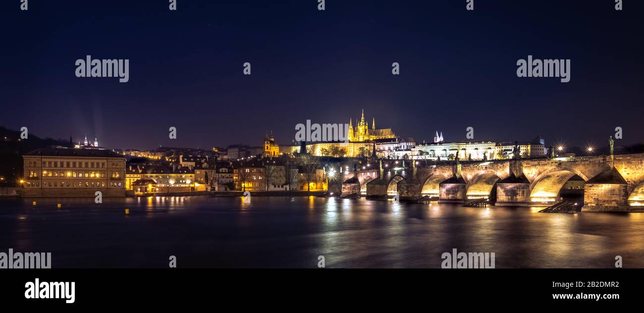 Vue sur le pont Charles et le château de Prague la nuit Banque D'Images