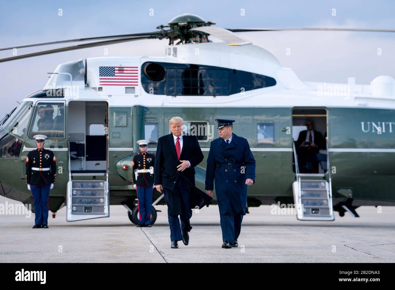 Le président américain Donald Trump débarque Marine One et est escorté à la Force aérienne Un à la base commune Andrews le 28 février 2020 à Clinton, Maryland. Banque D'Images
