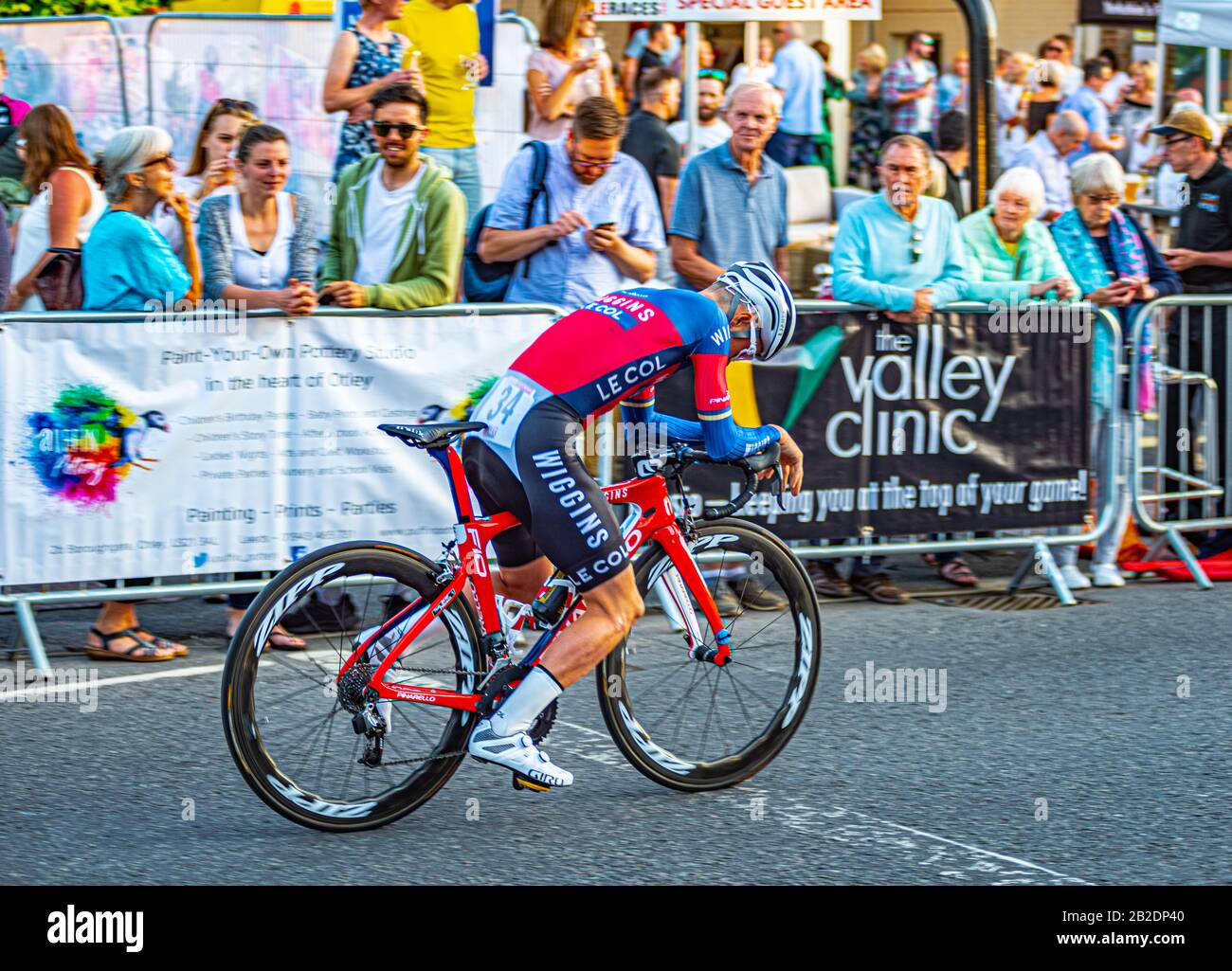 Tom Pidcock sur la ligne de départ à la course à vélo d'Otley 2019 Banque D'Images